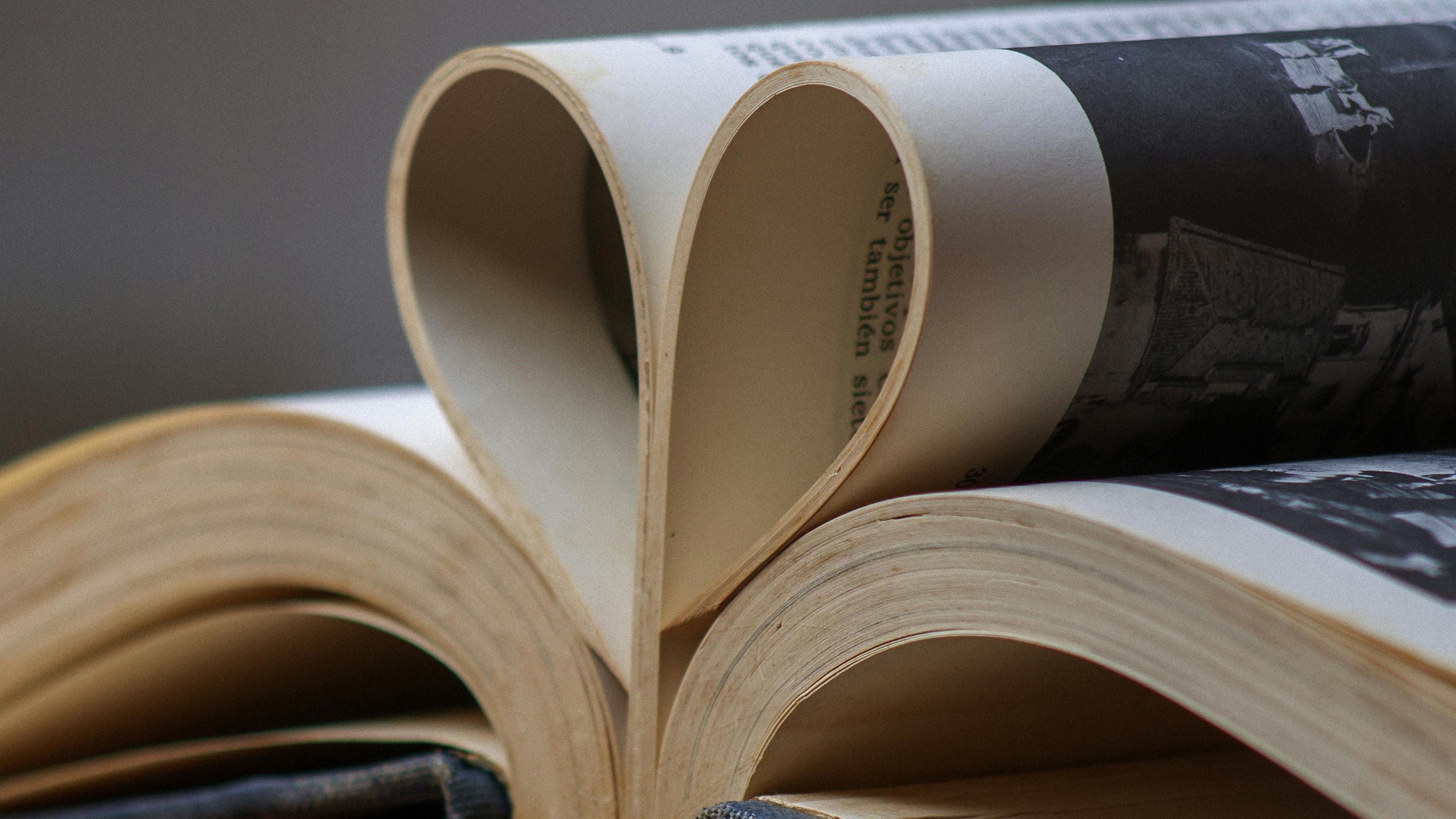 photographie d'un livre plié en forme de coeur